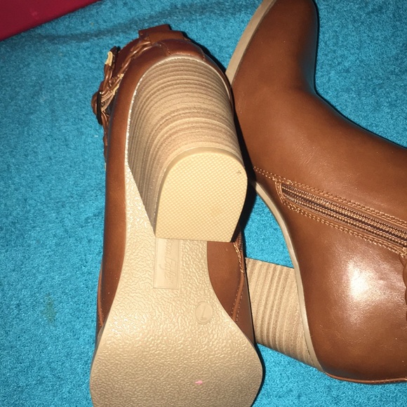 Gorgeous NWT is boots Cognac color zipper on side - Picture 6 of 6
